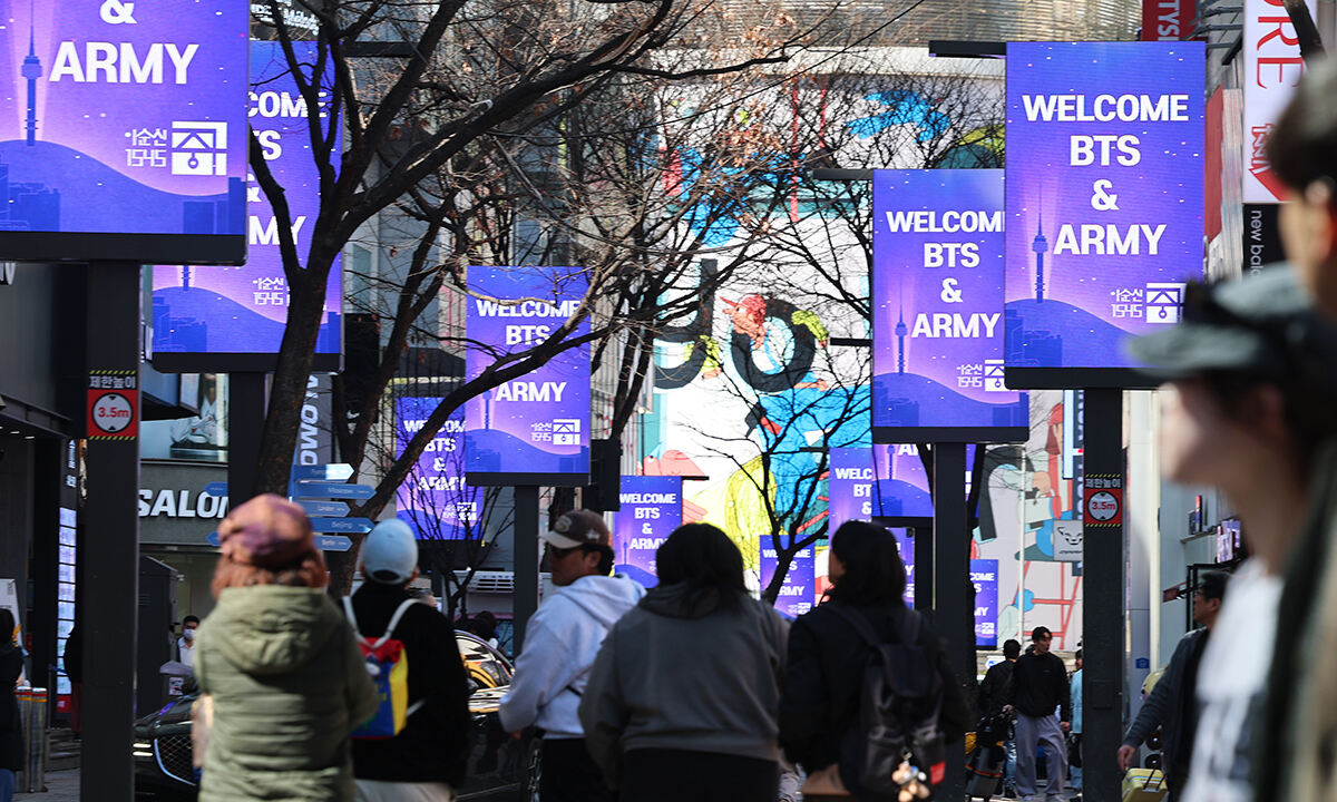 방탄소년단(BTS) 완전체 컴백 공연을 이틀 앞둔 19일 서울 중구 명동거리의 미디어폴에 BTS와 팬클럽 아미를 환영하는 메시지가 송출되고 있다. 뉴스1