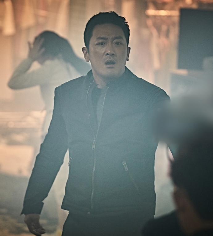 영화 ‘백두산’ 속 긴박한 상황에 놓인 하정우의 모습. CJ ENM 제공