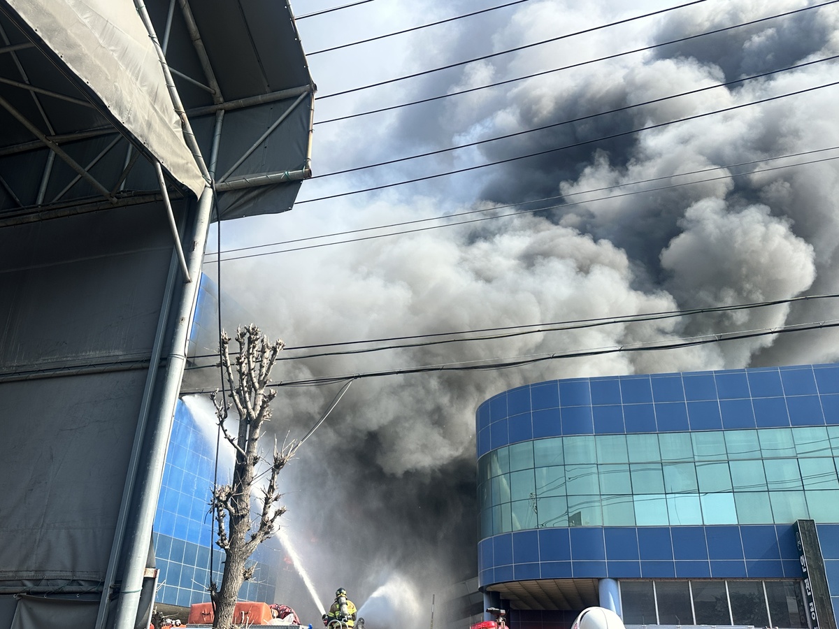 대전 대덕구 문평동 한 자동차부품 제조 공장에서&nbsp;20일 오후 1시 17분쯤&nbsp;화재가 발생했다. 대전소방본부 제공