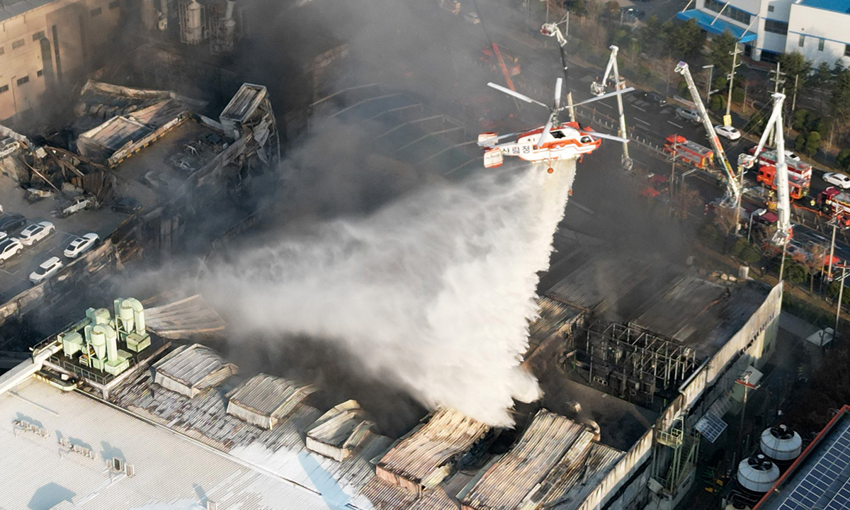 20일 대전 대덕구 문평동 한 자동차부품 제조 공장에서 불이나 소방 당국이 진화에 나서고 있다. 연합뉴스