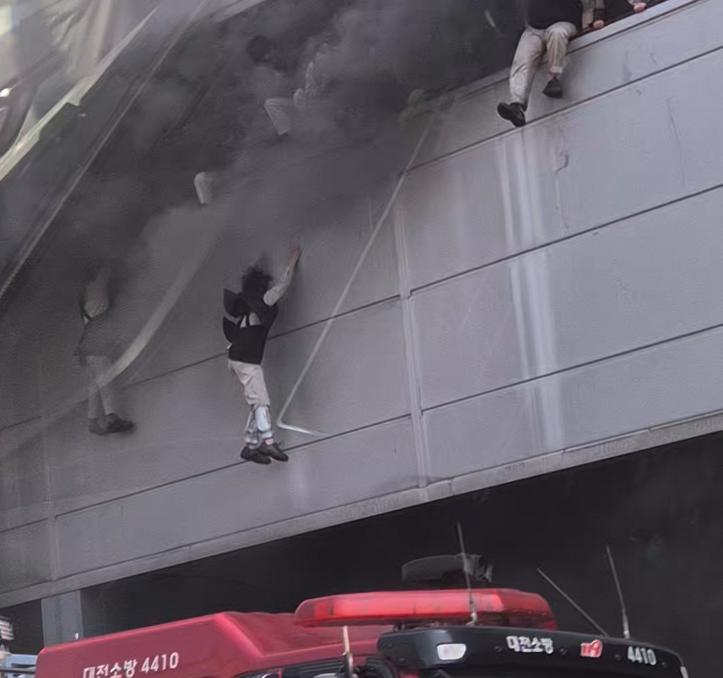 20일 오후 대전 대덕구 문평동 한 자동차부품 제조 공장에서 불이 나 검은 연기가 치솟는 가운데 직원들이 탈출을 위해 필사적으로 뛰어내리고 있다. 연합뉴스