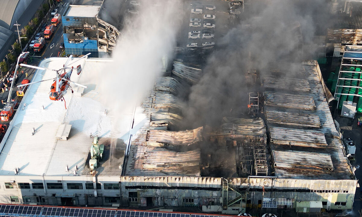 20일 오후 대전 대덕구 문평동 한 자동차부품 제조 공장에서 불이나 소방 당국이 진화에 나서고 있다. 연합뉴스