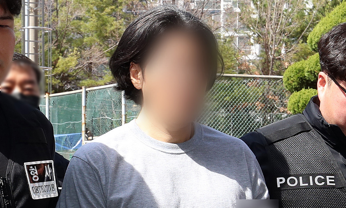 옛 직장 동료인 항공사 기장을 살해한 혐의를 받고 있는 A(50대)씨가 구속전피의자심문(영장실질심사) 받기 위해 20일 부산 연제구 부산지방검찰청으로 들어가고 있다. 공동취재사진