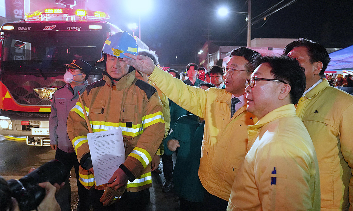 윤호중 행정안전부 장관이 20일 대전 대덕구에서 발생한 공장화재 현장을 방문하여 사고 수습과 인명 수색 · 구조 상황에 총력 지원하고 있다. 행정안전부 제공