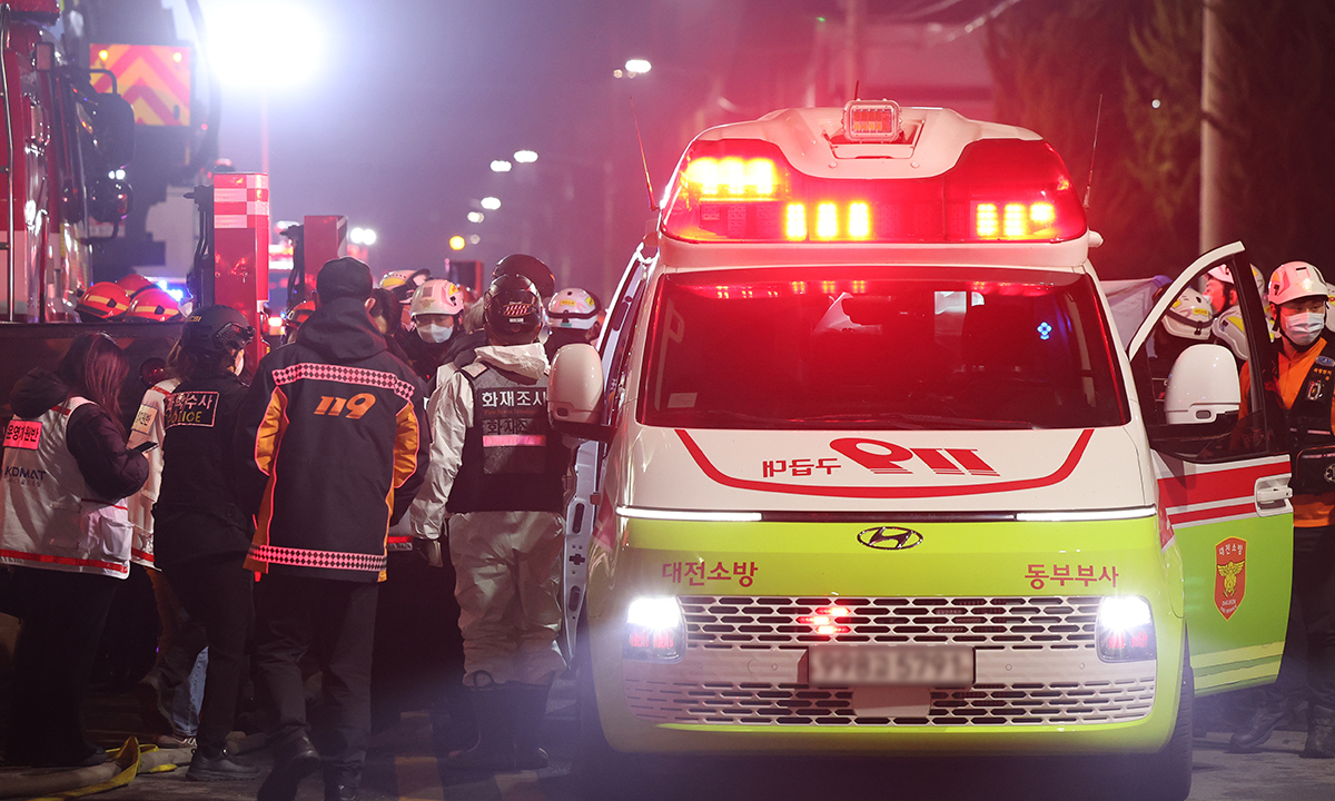 20일 오후 1시17분께 대전 대덕구 문평동 자동차 부품공장에서 발생한 대형 화재로 14명 실종, 소방대원들이 인명 수색을 벌여 발견된 시신을 이송하고 있다. 뉴스1