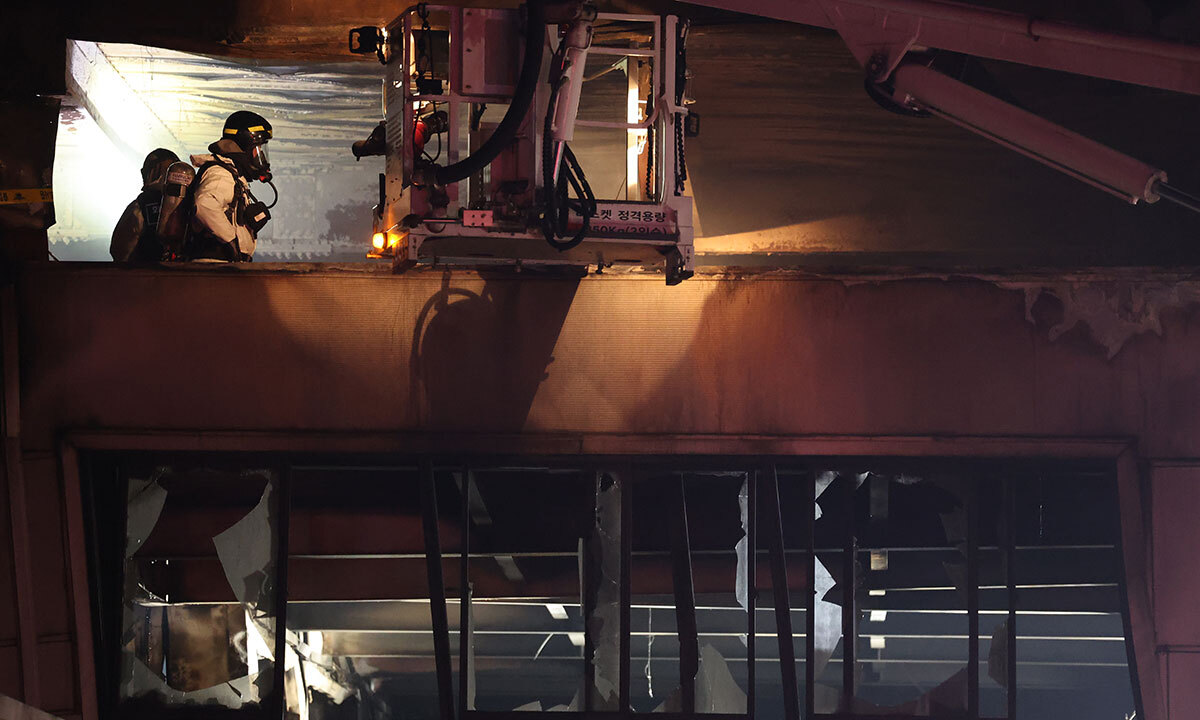 20일 오후 1시17분께 대전 대덕구 문평동 자동차 부품공장에서 발생한 대형 화재로 14명 실종, 소방대원들이 인명 수색을 하고 있다.&nbsp;뉴스1