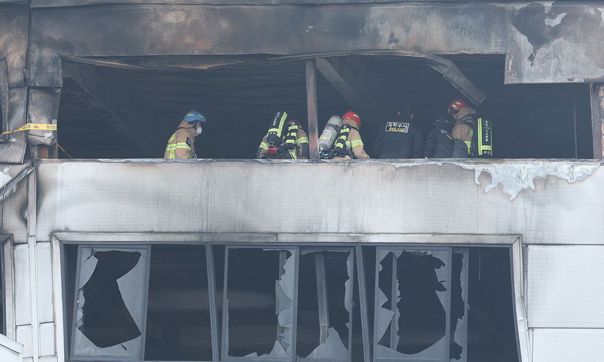 21일 대형 화재로 인명피해가 발생한 대전 대덕구 자동차 부품 제조 공장에서 소방대원들이 실종자를 찾기 위한 수색작업을 하고 있다.