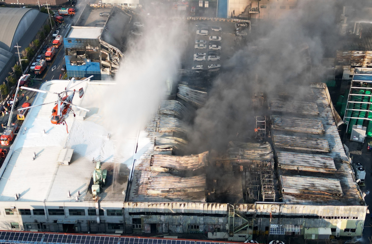 20일 오후 1시17분께 대전 대덕구 문평동의 한 공장에서 불이 나 연기가 피어오르고 있다.연합뉴스