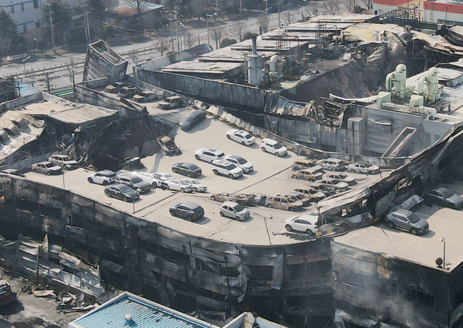 21일 대형 화재로 인명피해가 발생한 대전 대덕구 자동차 부품 제조 공장이 처참한 모습을 보이고 있다.