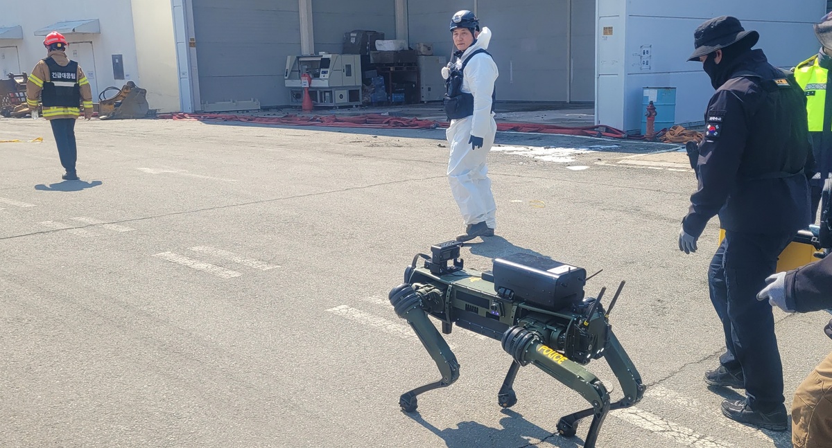 20일 대전 대덕구 문평동 안전공업 공장에서 발생한 화재 이튿날인 21일 오전 경찰이 실종자 수색을 위한 로봇개를 현장에 투입시켰다. 뉴시스