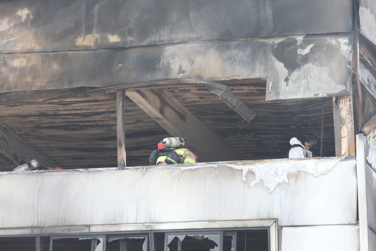 20일 대전 대덕구 문평동 안전공업에서 발생한 화재 후 21일 오전 11시30분 소방, 경찰, 국과수 관계자들이 함께 합동감식을 시작했다. 뉴시스