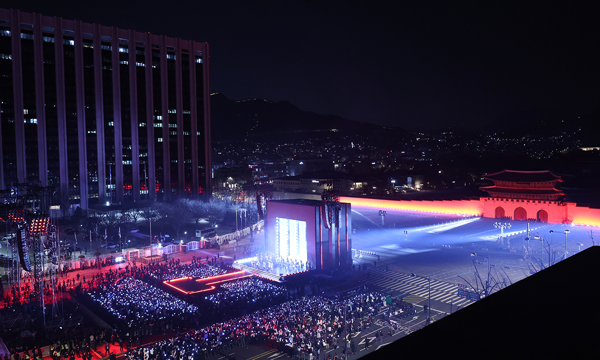 방탄소년단(BTS)가 21일 서울 종로구 광화문광장에서 컴백을 기념해 'BTS 컴백 라이브 : 아리랑' 공연을 선보이고 있다. 뉴시스
