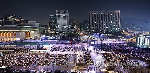 21일 서울 광화문 광장에서 그룹 방탄소년단(BTS)의 정규 5집 '아리랑'(ARIRANG) 발매를 기념해 열린 무료 공연 'BTS 컴백 라이브: 아리랑'(BTS THE COMEBACK LIVE｜ARIRANG)를 찾은 팬들이 공연 시작을 기다리고 있다.