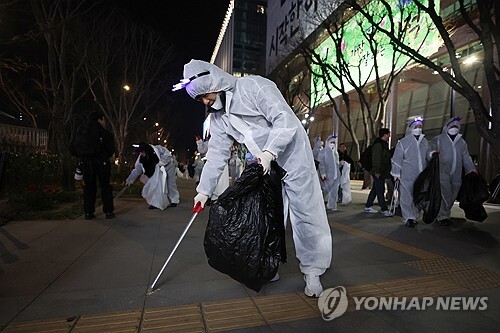 그룹 방탄소년단(BTS)이 정규 5집 '아리랑'(ARIRANG) 발매를 기념해 무료 공연 'BTS 컴백 라이브: 아리랑'(BTS THE COMEBACK LIVE｜ARIRANG)을 마친 21일 서울 종로구 광화문 광장에서 자원봉사자들이 쓰레기를 줍고 있다.