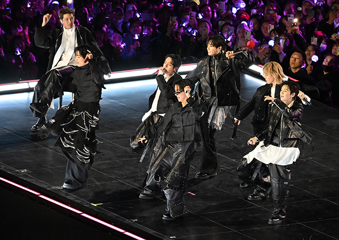 방탄소년단(BTS)이 21일 서울 종로구 광화문광장에서 컴백을 기념해 'BTS 컴백 라이브 : 아리랑' 공연을 선보이고 있다. 뉴시스