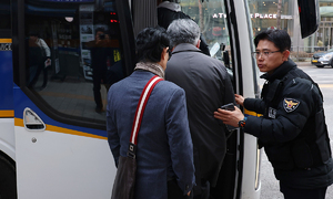 “결혼식 하객입니다”… 청첩장이 통행증 된 광화문 풍경