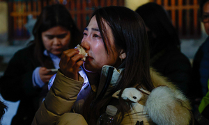'떼창' 외국팬, 춤추는 아기엄마…국적은 없었다