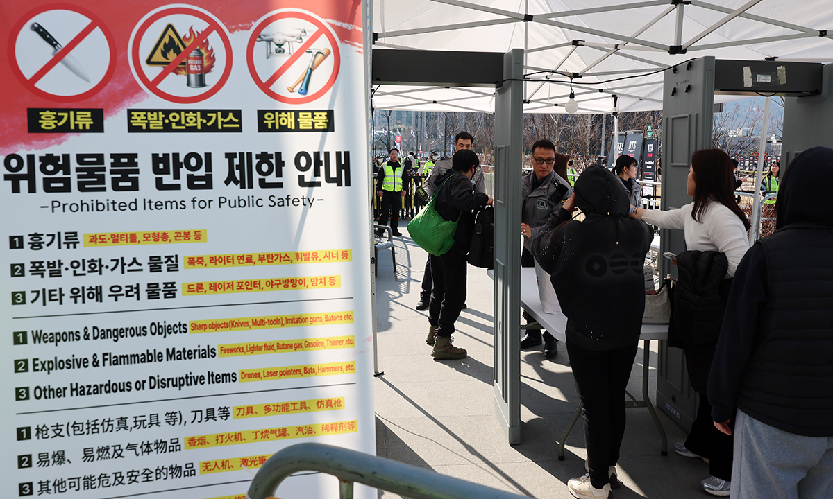 방탄소년단(BTS) 컴백 공연 당일인 21일 서울 종로구 광화문광장에서 팬들이 입장하며 검색대를 지나고 있다. 뉴시스