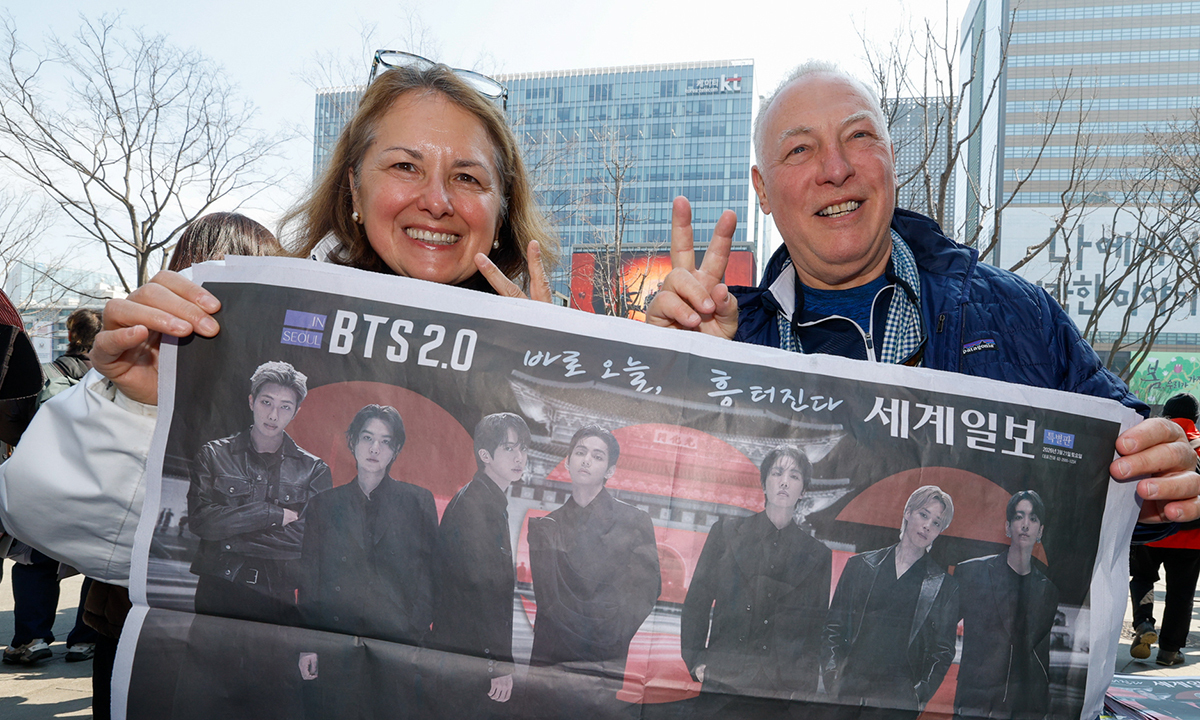방탄소년단(BTS) 광화문 컴백 공연이 펼쳐지는 21일 서울 종로구 광화문 광장에서 외국인 아미(BTS 팬덤 명칭)들이 세계일보 특별판 지면을 들고 기념사진을 찍고 있다.&nbsp;유희태 기자