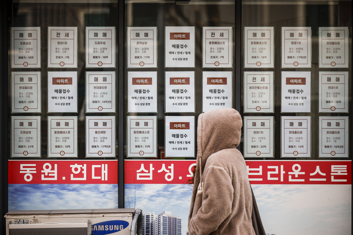 늘어나는 아파트 매물 22일 서울 시내 부동산에 매물 정보가 붙어있다. 부동산 빅데이터 업체 아실에 따르면 지난 20일 기준 서울 아파트 매물은 7만9586건으로, 국토교통부가 공시가격안을 발표하기 전인 16일(7만5957건)보다 나흘 만에 3629건(4.7%) 증가한 수치다. 이재명 대통령의 지난 1월 다주택자 양도세 중과 유예 언급과 공시가격 발표 이후 매도 매물이 늘어나는 분위기다.뉴시스