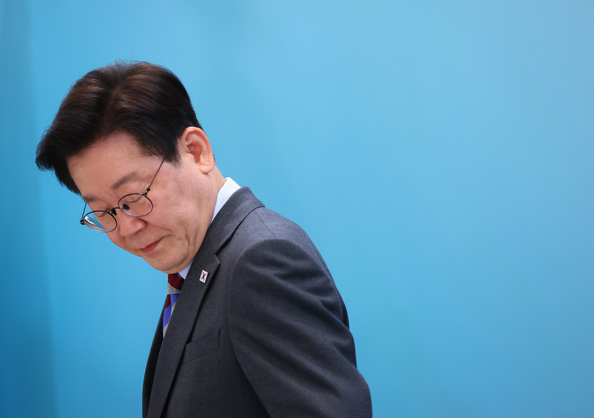 이재명 대통령이 20일 청와대 영빈관에서 열린 중소기업인과의 대화에서 국민의례 후 착석하고 있다.&nbsp; &nbsp; 연합뉴스