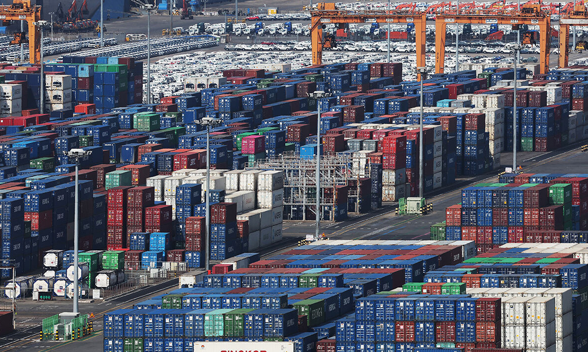 경기도 평택항에 컨테이너가 쌓여있는 모습. 연합뉴스