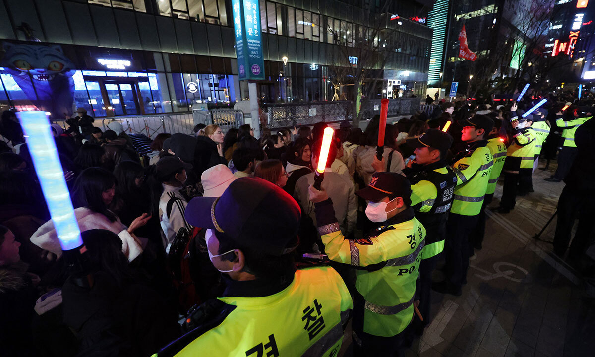 방탄소년단(BTS) 팬들이 21일 서울 종로구 광화문광장에서 열린 ‘BTS 컴백 라이브 I 아리랑’ 공연이 끝난 뒤 경찰 통제에 따라 퇴장하고 있다. 뉴시스