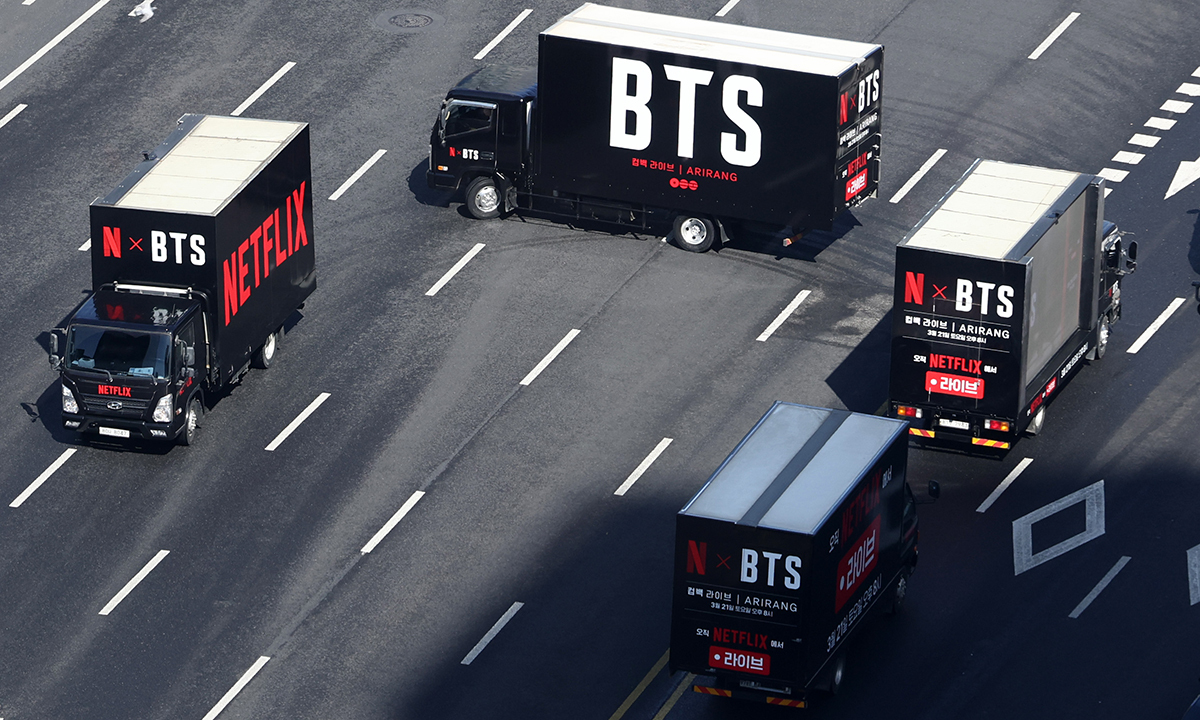 지난 19일 서울 세종대로 일대에서 넷플릭스의 BTS 컴백 공연 라이브 홍보 차량이 오가고 있다. 뉴스1