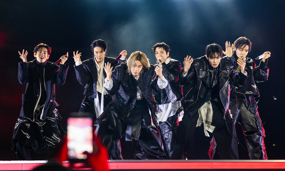 방탄소년단(BTS)이 21일 서울 광화문광장에서 'BTS 컴백 라이브: 아리랑' 발매 기념 컴백 공연을 하고 있다. 빅히트 뮤직·넷플릭스 제공