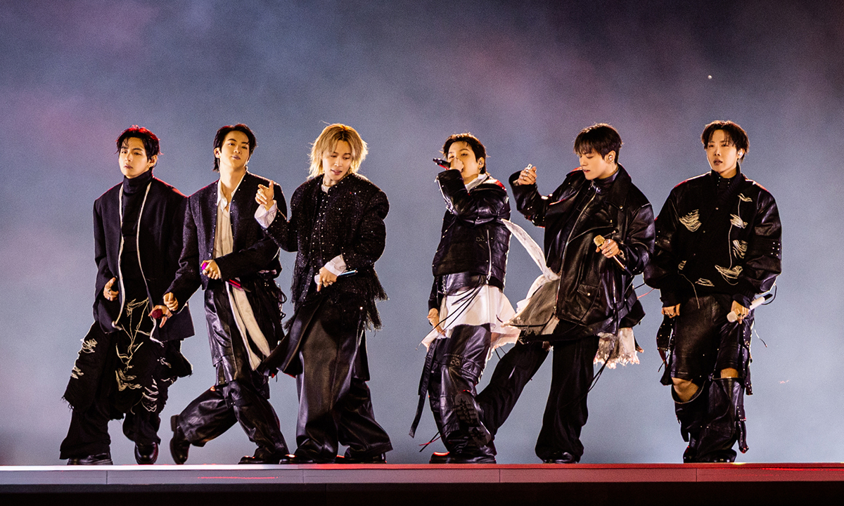 방탄소년단(BTS)이 21일 서울 광화문광장에서 'BTS 컴백 라이브: 아리랑' 발매 기념 컴백 공연을 하고 있다. 빅히트 뮤직·넷플릭스 제공