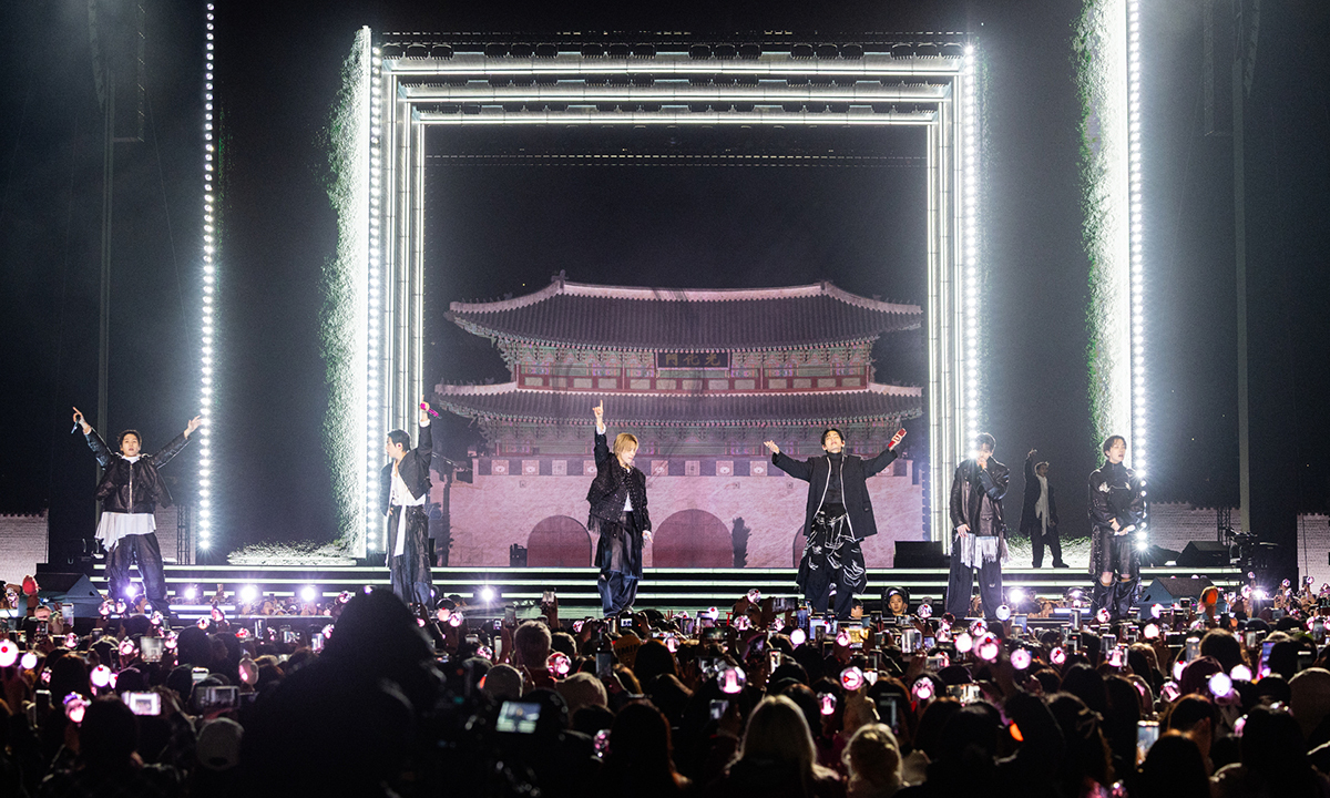 방탄소년단(BTS)이 21일 서울 광화문광장에서 'BTS 컴백 라이브: 아리랑' 발매 기념 컴백 공연을 하고 있다. 빅히트 뮤직·넷플릭스 제공