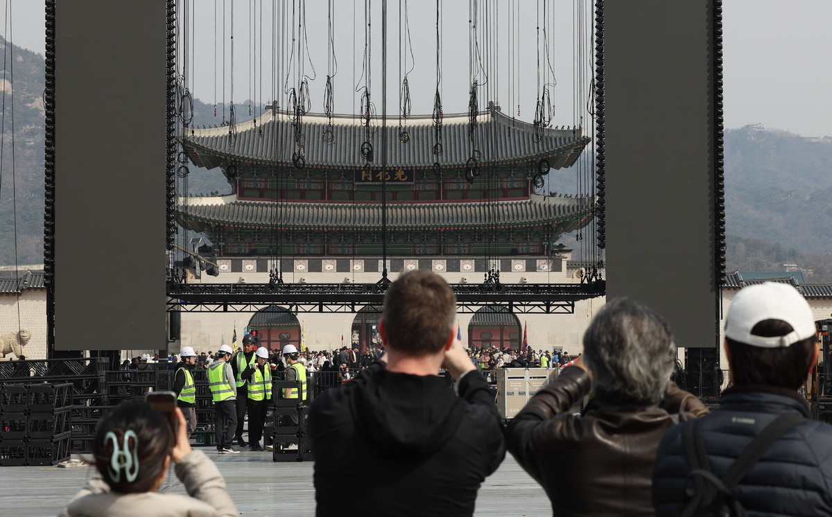 아쉬움 뒤로 하고 3년 5개월 만에 완전체로 복귀한 그룹 방탄소년단(BTS)의 ‘BTS 컴백 라이브 | 아리랑’ 공연 다음날인 22일 관계자들이 서울 광화문광장에 설치된 무대를 해체하고 있다. 남정탁 기자