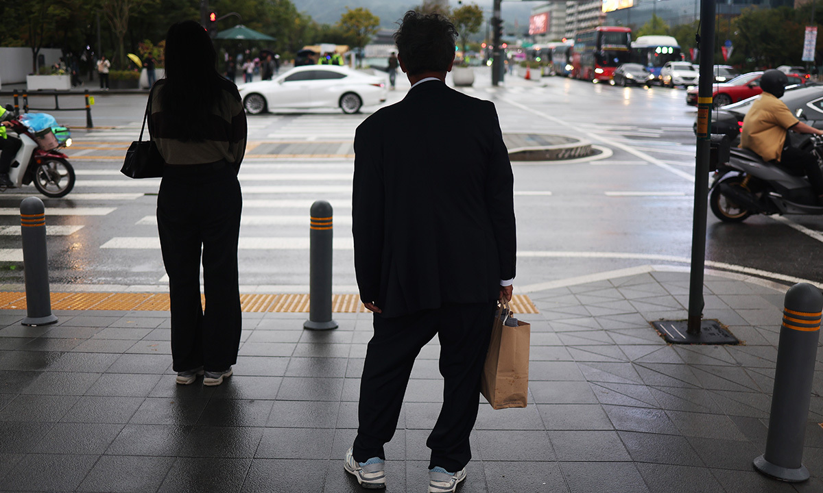 광화문광장을 지나는 출근길 시민들 모습. 연합뉴스