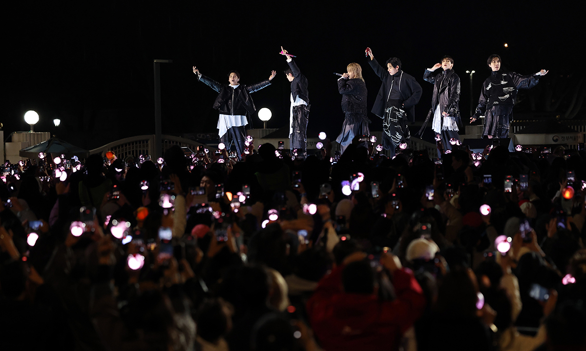 BTS의 열정적인 광화문 컴백 무대 (서울=연합뉴스) 박동주 기자 = 그룹 방탄소년단(BTS)이 21일 서울 광화문 광장에서 정규 5집 '아리랑'(ARIRANG) 발매를 기념해 무료 공연 'BTS 컴백 라이브: 아리랑'(BTS THE COMEBACK LIVE｜ARIRANG)을 열고 있다. 2026.3.21 pdj6635@yna.co.kr/2026-03-21 23:31:39/ &amp;lt;저작권자 ⓒ 1980-2026 ㈜연합뉴스. 무단 전재 재배포 금지, AI 학습 및 활용 금지&amp;gt;