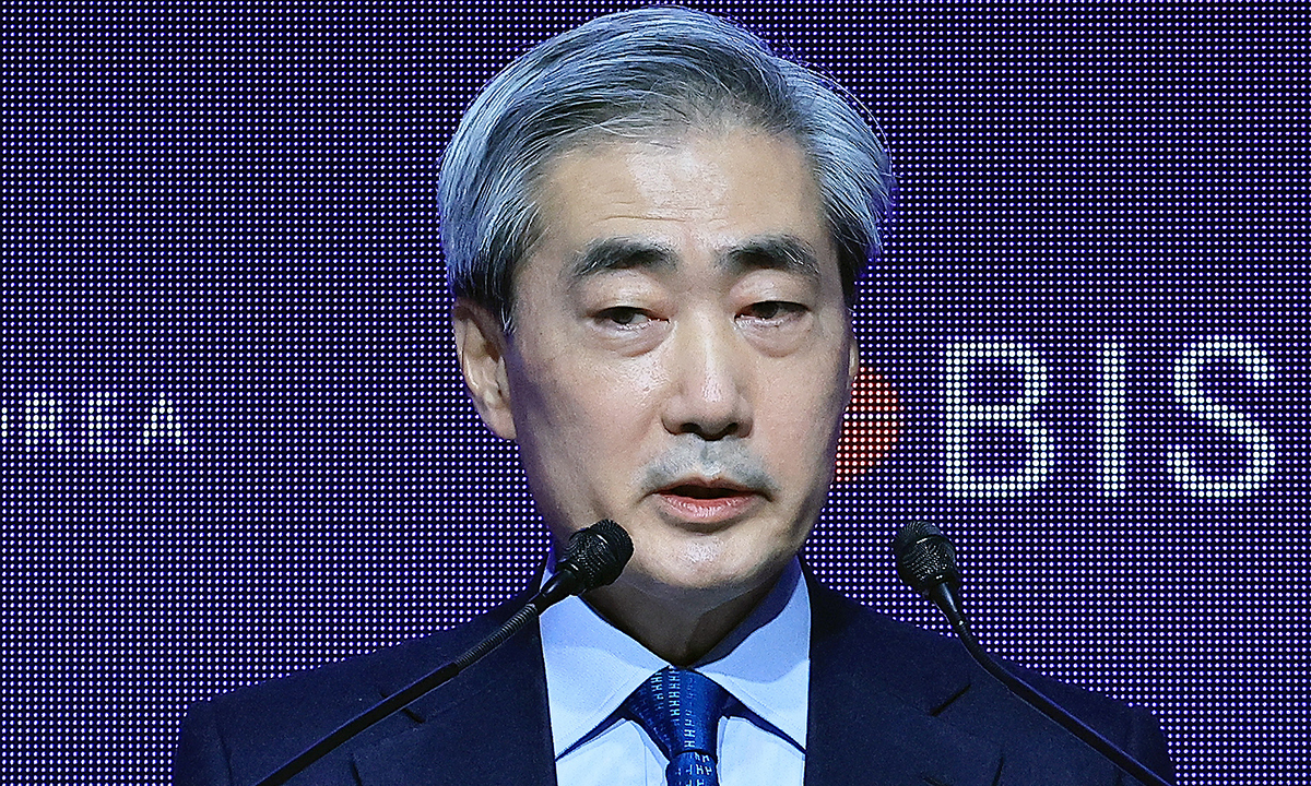 청와대는 22일 이재명 대통령이 한국은행 총재 후보자에 신현송 국제결제은행(BIS) 통화경제국장을 지명했다고 밝혔다. 사진은 2024년 12월 17일 신현송 국제결제은행(BIS) 조사국장 겸 경제자문이 한국은행에서 열린 'AI, 금융, 중앙은행 : 기회, 도전과제, 그리고 정책 대응'을 주제로 열린 국제 콘퍼런스에서 기조연설을 하는 모습. 뉴스1