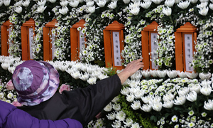 “아들 왜 여기 있어, 엄마도 데려가”… 차가운 위패 붙잡고 오열