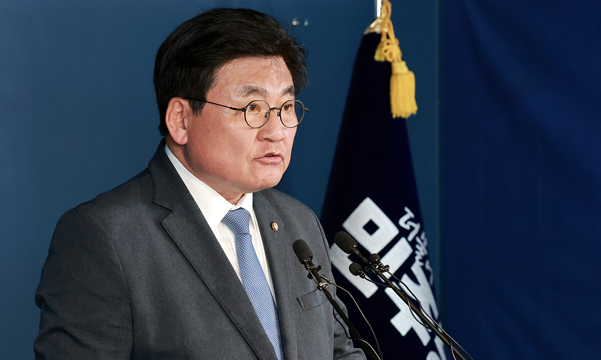 더불어민주당 중앙당 선거관리위원장인 소병훈 의원이 22일 서울 영등포구 여의도 중앙당사에서 경기지사 후보 예비경선 결과를 발표하고 있다. 연합뉴스