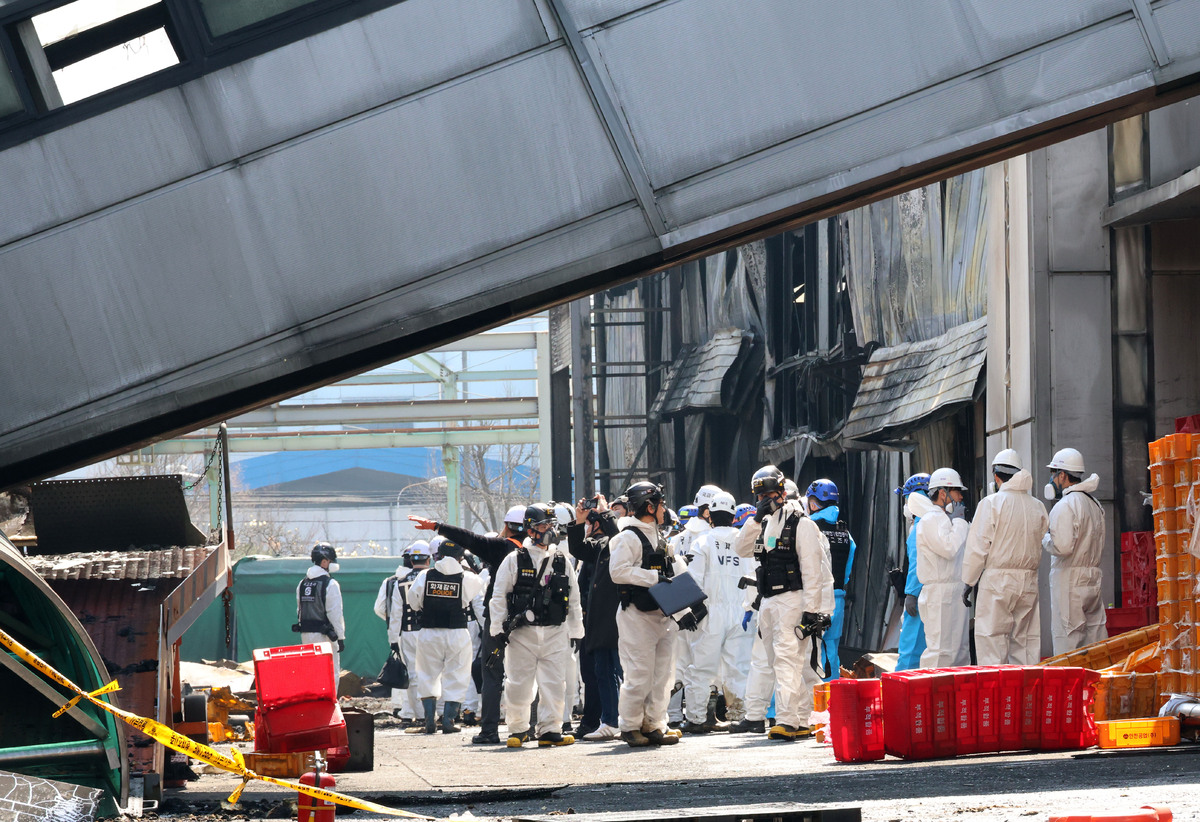 23일 오전 74명의 사상자가 발생한 대전 대덕구 안전공업에서 화재 원인 등을 규명하기 위한 합동감식이 진행되고 있다.&nbsp;&nbsp;연합뉴스