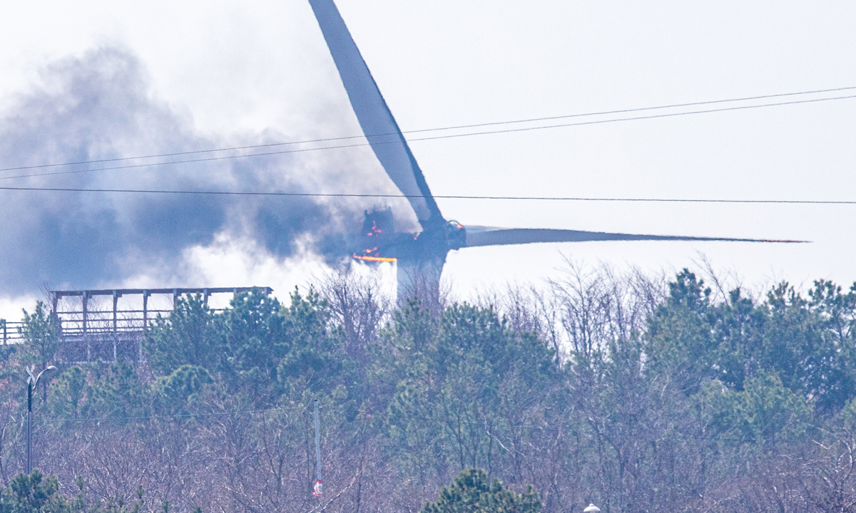 23일 오후 1시 11분께 경북 영덕군 영덕읍 창포리 풍력발전단지 내 한 풍력발전기에서 불이 난 가운데 발전기 프로펠러 등이 불길에 휩싸여 있다.