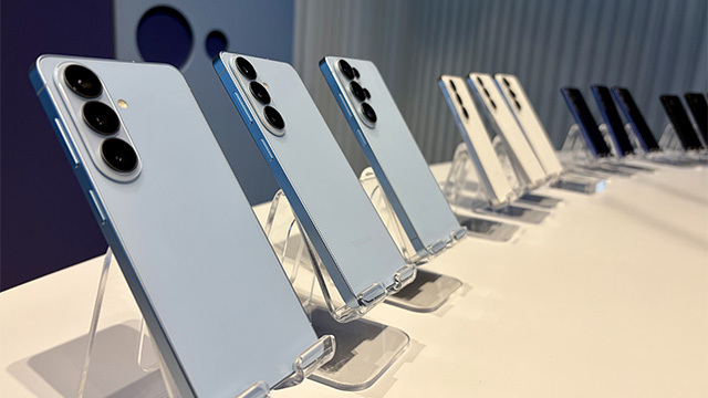 삼성전자의 스마트폰 갤럭시S26 시리즈가 제품 발표회장에 전시돼 있다. 연합뉴스