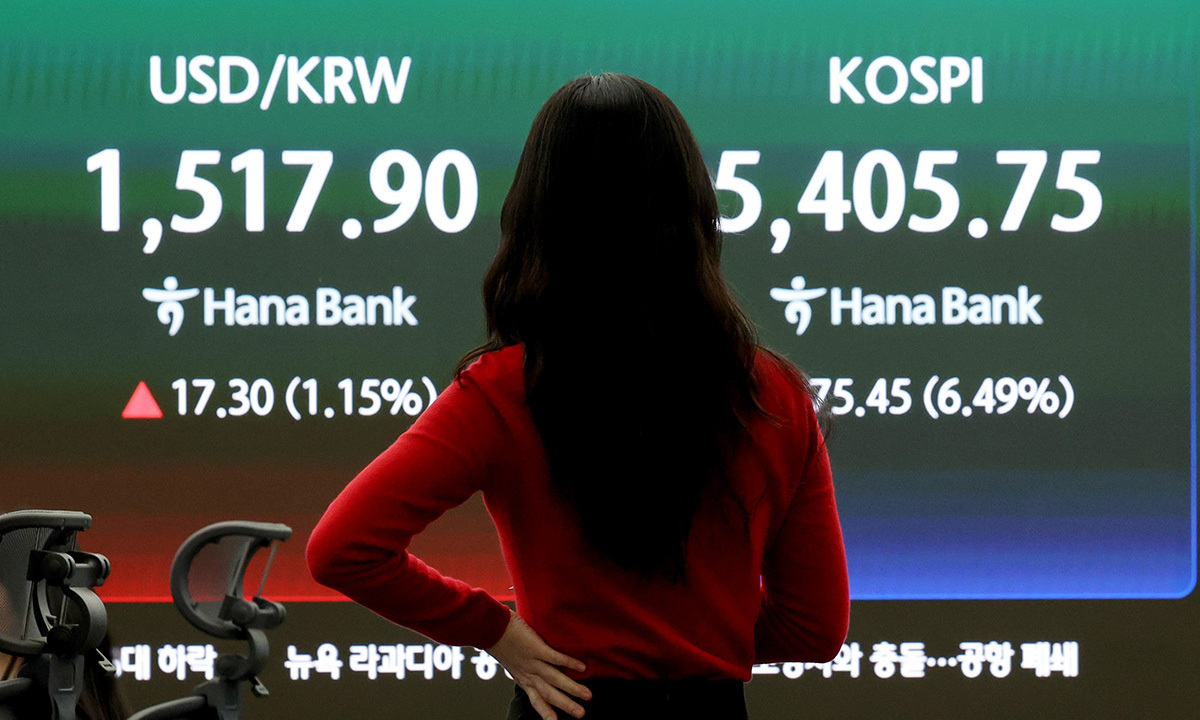 23일 서울 중구 하나은행 딜링룸에서 딜러들이 업무를 보고 있다. 뉴시스