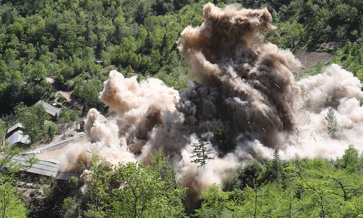 지난 2018년 5월 24일 북한 핵무기연구소 관계자들이 함경북도 길주군 풍계리 핵실험장 폐쇄를 위한 폭파작업을 했다. 풍계리 핵실험 관리 지휘소시설 폭파순간 목조 건물들이 폭파 되며 산산이 부숴지고 있다. 사진공동취재단