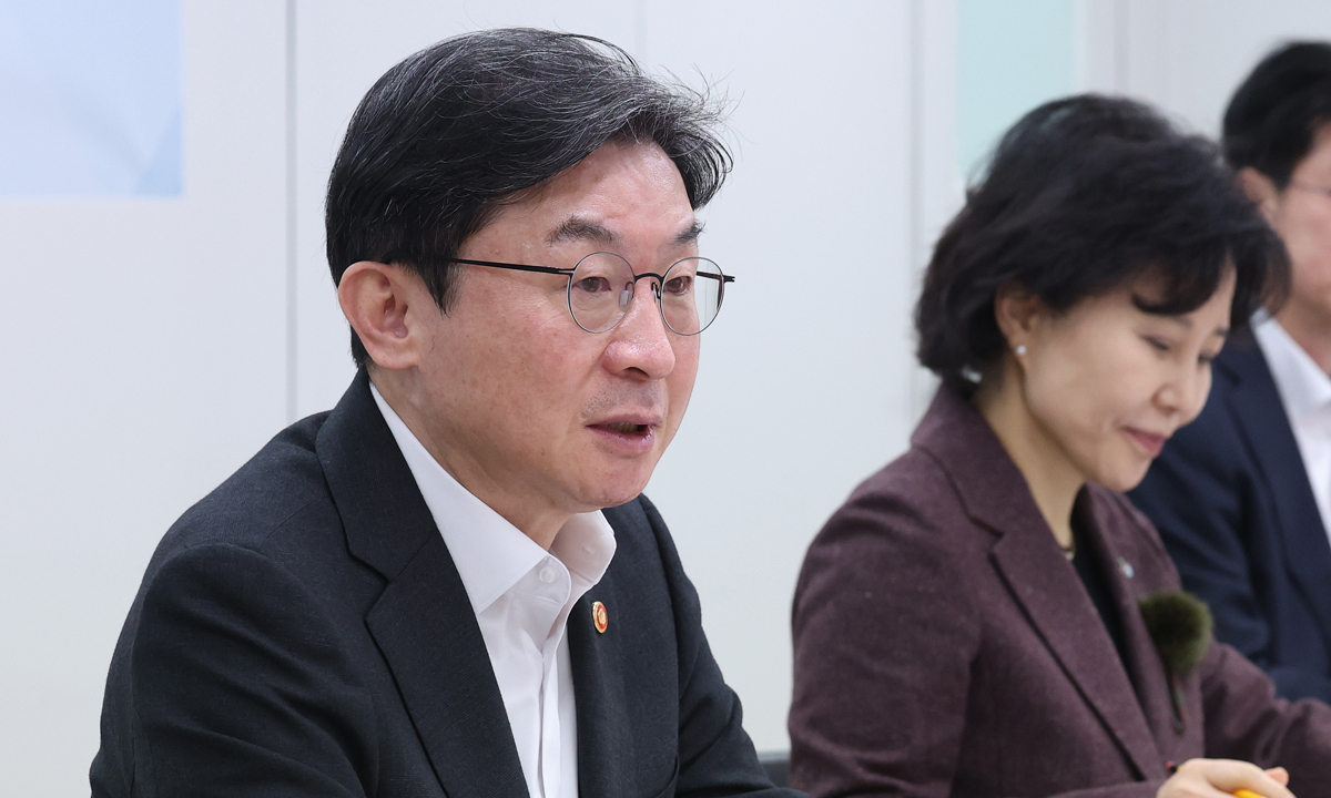 이억원 금융위원장이 23일 서울 노원구 서민금융통합지원센터에서 열린 제3차 포용적 금융 대전환 회의에서 모두발언을 하고 있다. 이 위원장은 이 자리에서 신용등급이나 소득이 낮은 이들을 대상으로 한 저리 정책대출인 ‘미소금융’의 연간 총 공급 규모를 향후 3년 내 현재 3000억원 규모에서 6000억원 규모로 2배 늘리는 내용을 골자로 한 청년층 지원 방안을 발표했다. 뉴스1