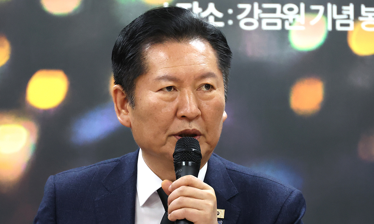 정청래 대표 최고위 발언 (김해=연합뉴스) 박영민 기자 = 더불어민주당 정청래 대표가 23일 경남 김해시 진영읍 강금원기념봉하연수원 강연장에서 열린 현장 최고위원회의에서 발언하고 있다. 2026.3.23 ymp@yna.co.kr/2026-03-23 11:02:10/ &amp;lt;저작권자 ⓒ 1980-2026 ㈜연합뉴스. 무단 전재 재배포 금지, AI 학습 및 활용 금지&amp;gt;