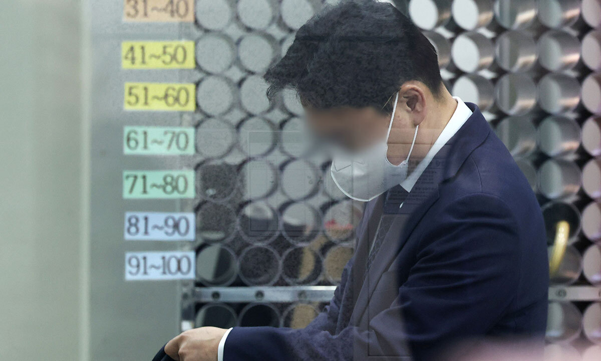 변호사에게 금품을 받고 ‘재판 거래’에 가담했다는 의혹을 받는 A 부장판사가 23일 오후 서울 서초구 중앙지방법원에서 열린 특정범죄 가중처벌 등에 관한 법률 위반(뇌물수수) 혐의 구속 전 피의자 심문(영장실질심사)에 출석하고 있다. 뉴시스