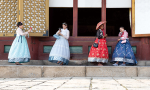 성수동 맛집 돌고 올영·다이소 털이… ‘K 일상’ 따라하다 [심층기획-BTS, K팝 새 이정표]