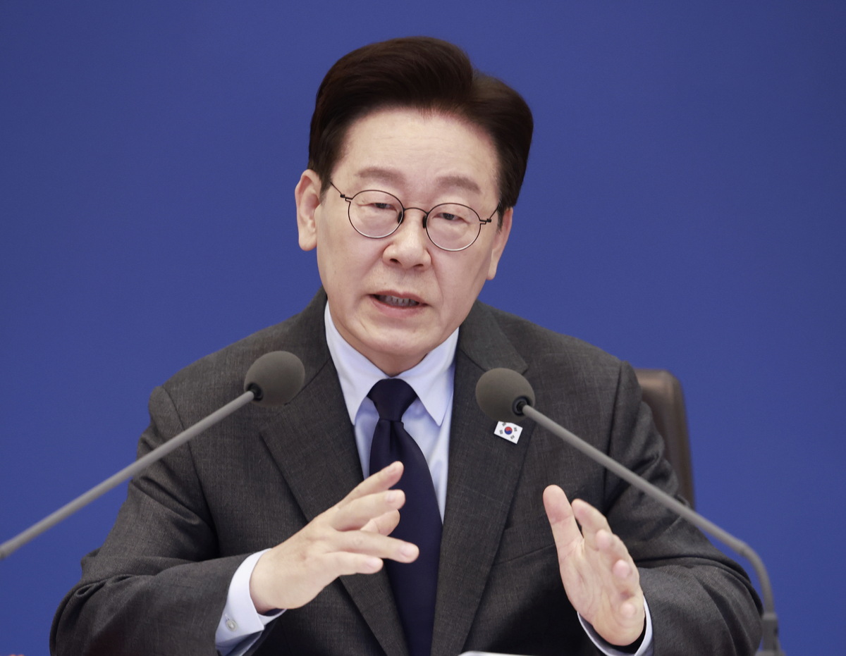 이재명 대통령이 24일 청와대에서 열린 국무회의에서 발언하고 있다.