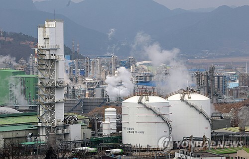 국제유가가 배럴당 100달러를 돌파한 9일 전남 여수시 석유화학단지 공장에서 수증기가 피어오르고 있다.