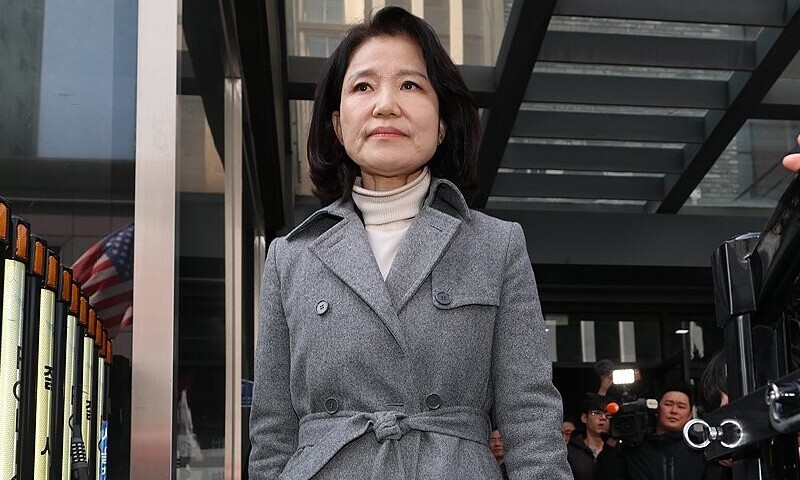 국민의힘 공천관리위원회 결정에 따라 대구시장 경선에서 컷오프된 이진숙 전 방송통신위원장이 24일 서울 영등포구 여의도 국민의힘 중앙당사에서 경선 결과에 대한 입장을 밝힌 뒤 당사를 나서고 있다. 연합뉴스