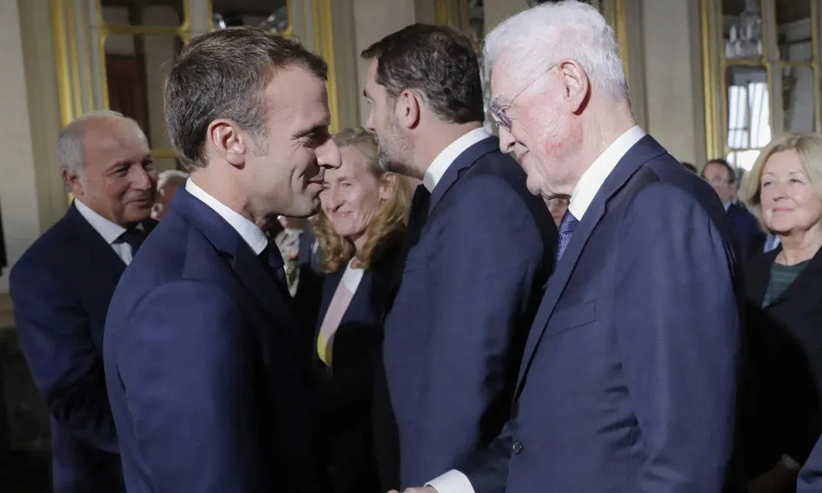 2018년 10월 프랑스 제5공화국 헌법 제정 60주년 기념식에서 만난 에마뉘엘 마크롱 대통령(왼쪽)과 당시 헌법위원회 위원이던 리오넬 조스팽 전 총리가 악수를 나누고 있다. AFP연합뉴스